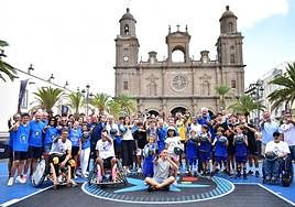 La emblemática Plaza de Santa Ana ha sido el escenario de este evento baloncestístico.