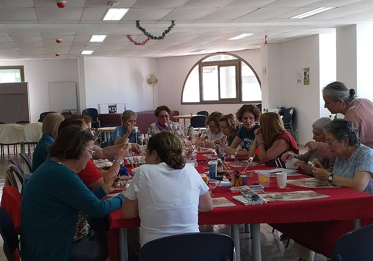 Imagen de uno de los talleres de costura para mujeres rurales que organiza Asomur Canarias en la Vega de San Mateo.