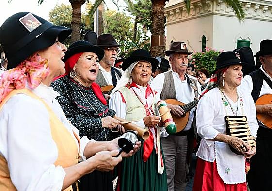 Una quincena de agrupaciones musicales amenizaron el recorrido por las calles del Puerto.