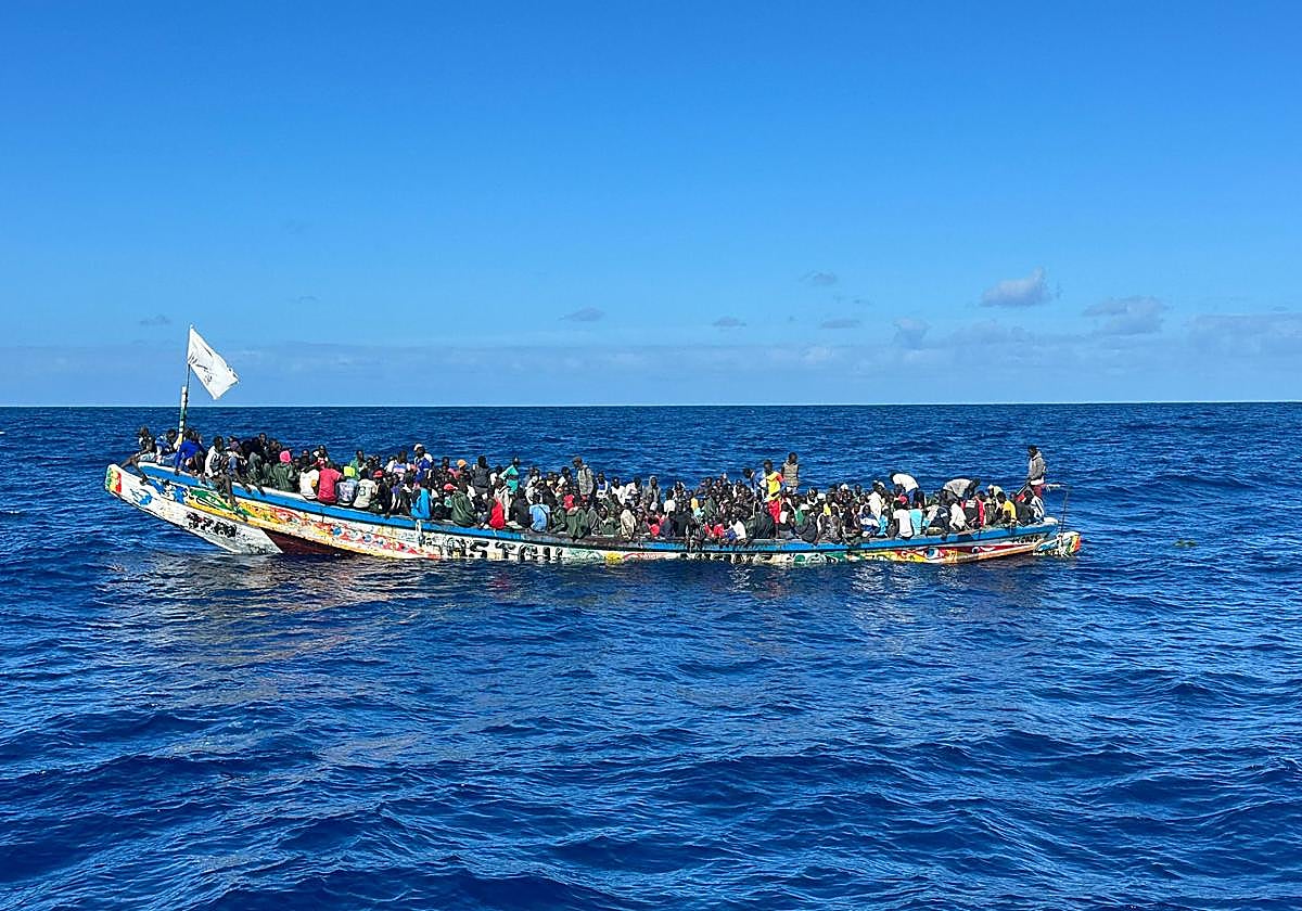 Un cayuco con 320 migrantes, récord histórico desde el inicio de la Ruta Canaria