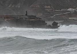 Gran oleaje en la costa de la capital grancanaria.