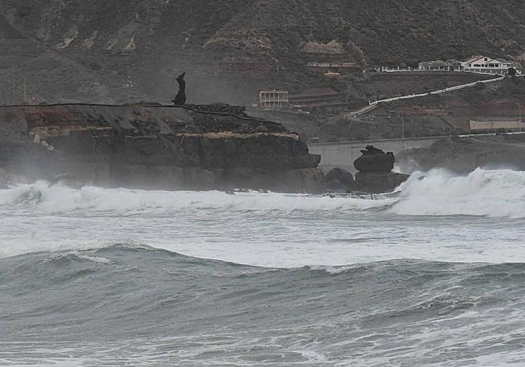 Gran oleaje en la costa de la capital grancanaria.