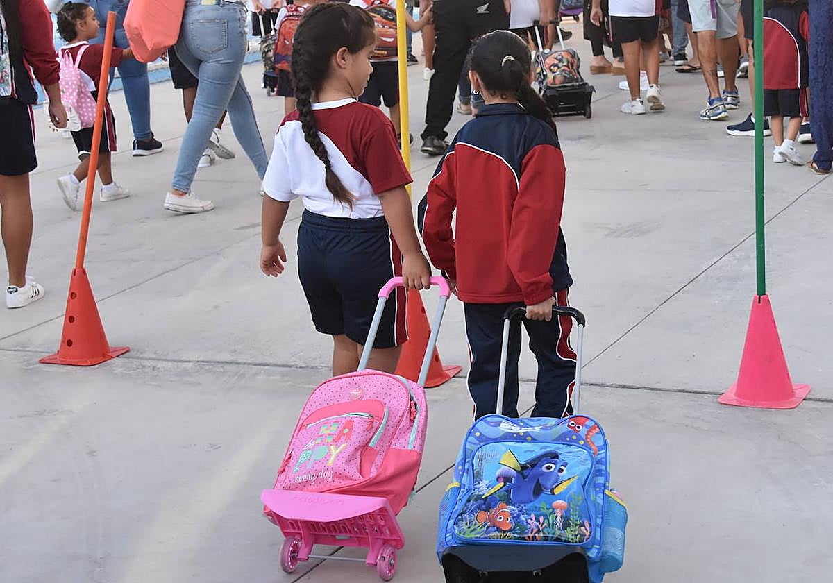 Alumnado a la entrada del colegio.