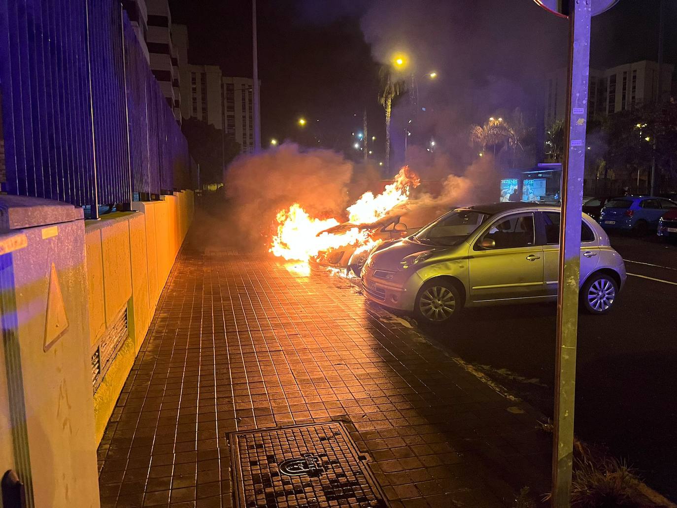 Imagen del coche incendiado en la calle Manuel de Falla.