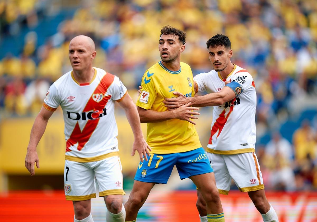 Munir, rodeado por dos rivales del Rayo, el domingo en el Gran Canaria.