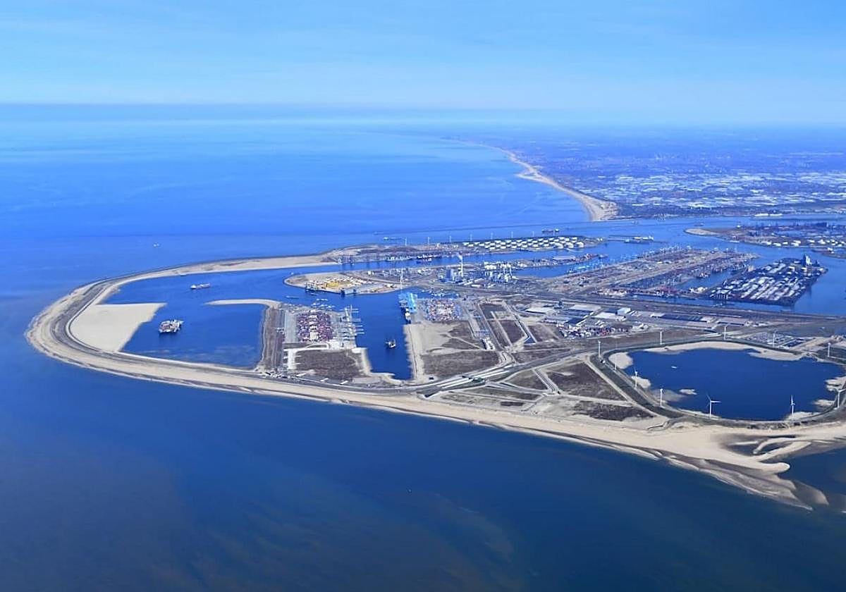 Vista aérea del puerto de Róterdam, que acogerá el proyecto Porthos.