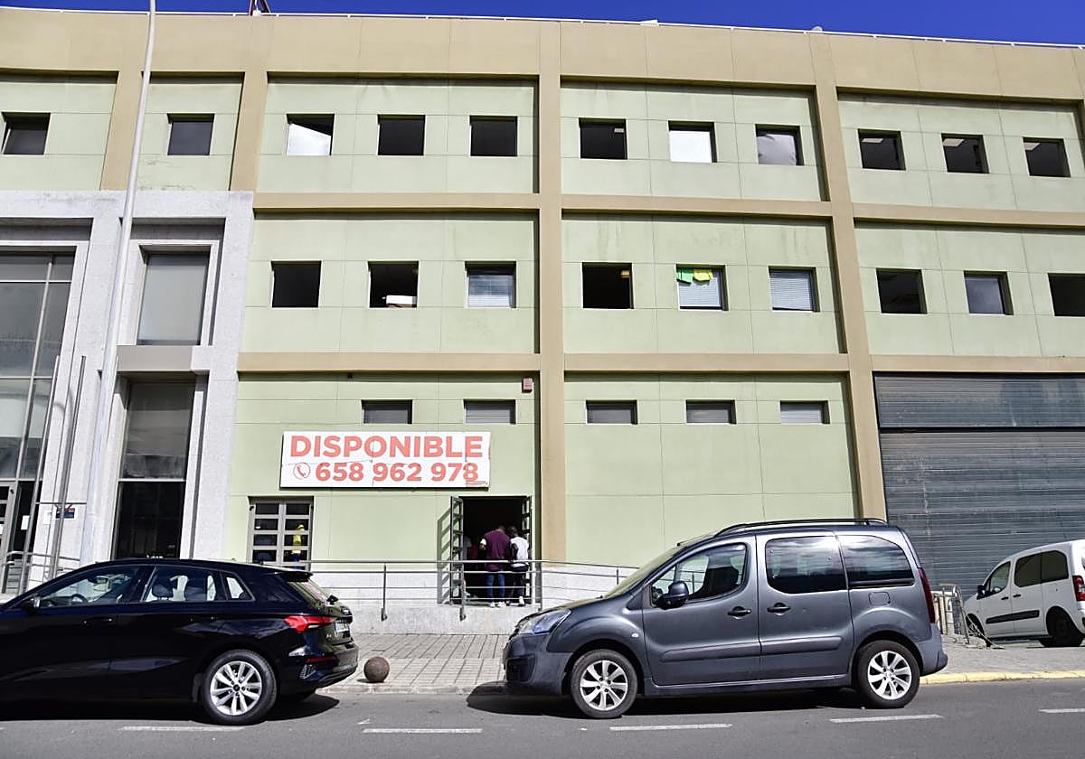 Imagen del antiguo edificio de Vanyera, en el que se alojan un numeroso número de inmigrantes.