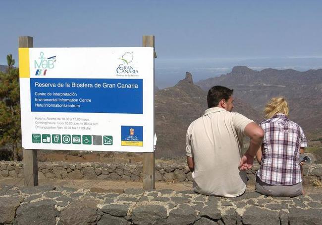 Cartel que anunciaba la recepción de la Reserva de la Biosfera.