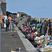 El Gobierno central traslada desde Canarias a Almería a un contingente de 321 migrantes