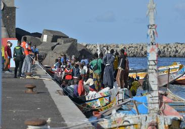 El Gobierno central traslada desde Canarias a Almería a un contingente de 321 migrantes