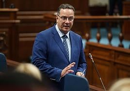 Poli Suárez, actual consejero de Educación, en una comparecencia en el Parlamento de Canarias.