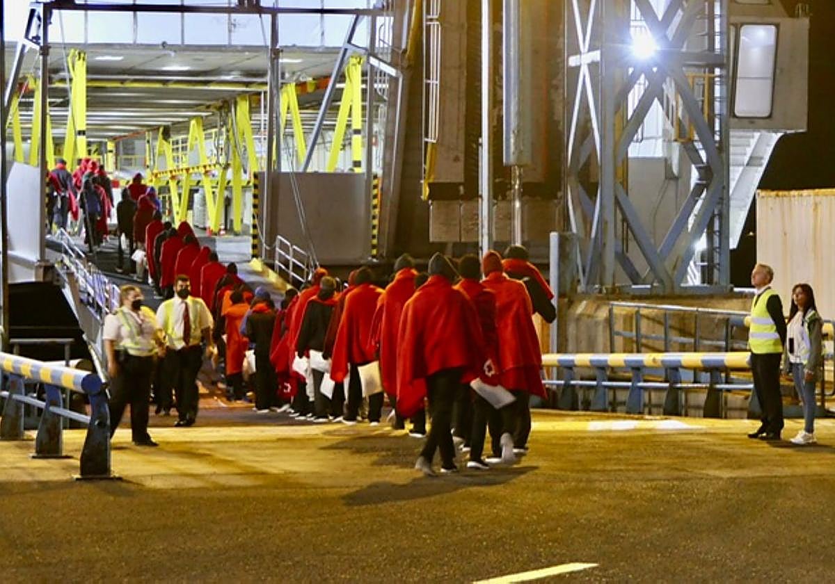 Imagen de un traslado de inmigrantes desde la isla de El Hierro.