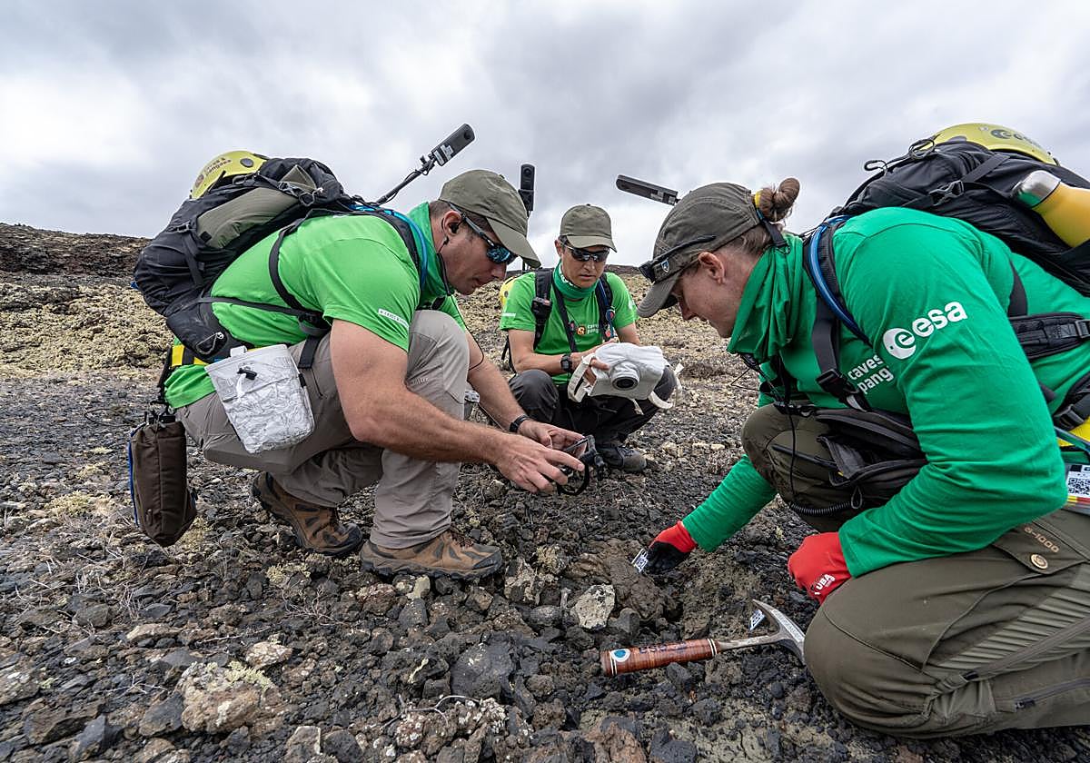Thomas Pesquet, Jessica Wittner y Takuya Onishi, probando material al aire libre.