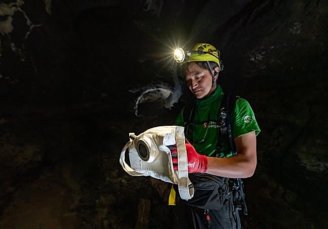 El astronauta japonés Takuya Onishi en una cueva de la isla.