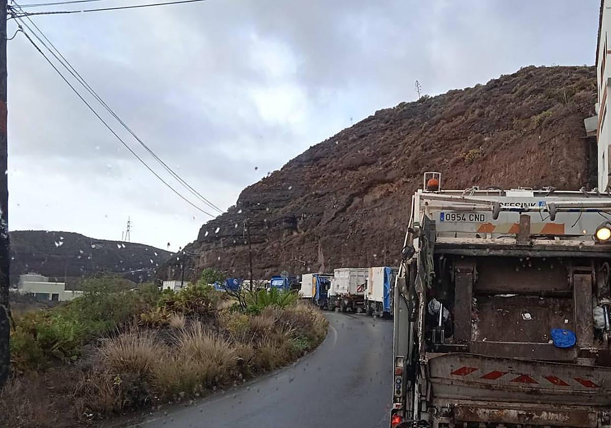 Camiones cargados de residuos en cola para entrar en el Ecoparque Norte el pasado lunes.