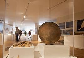 Vasija y lapas expuestas en el Museo Arqueológico, en Betancuria.