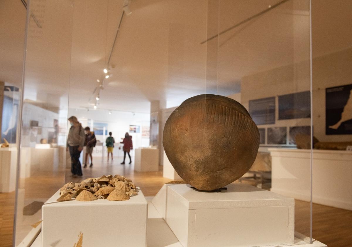 Vasija y lapas expuestas en el Museo Arqueológico, en Betancuria.