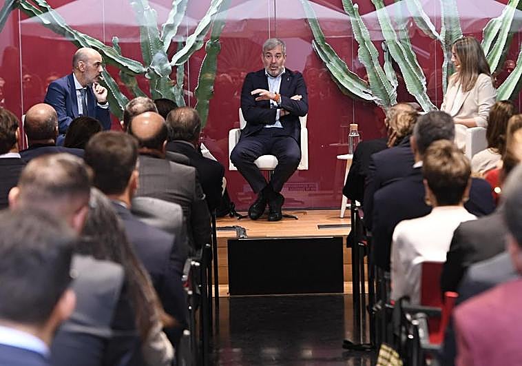 El director de CANARIAS7, Francisco Suárez (I), el presidente, Fernando Clavijo, y la redactora jefe, Rosario González.