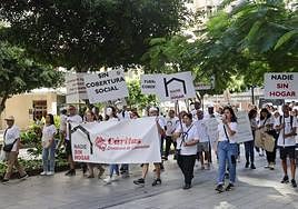 Un momento de la marcha entre Las Alcaravaneras y Mesa y López, en la capital grancanaria, reivindicando los derechos de las personas sin hogar.