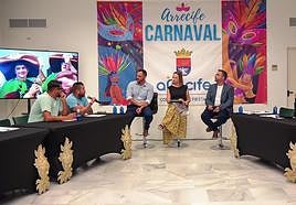 Mesa de trabajo del miércoles, con Laura San José moderando, con alcalde y edil de Festejos.