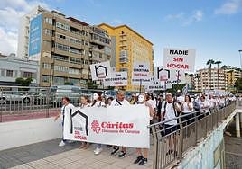 Marcha de Cáritas por Las Alcaravaneras y Mesa y López para visibilizar la situación de las personas sin hogar.