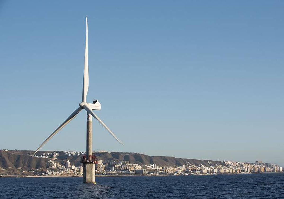 Vista del prototipo de aerogenerador marino instalado en aguas de Jinámar, junto a la Plocan.