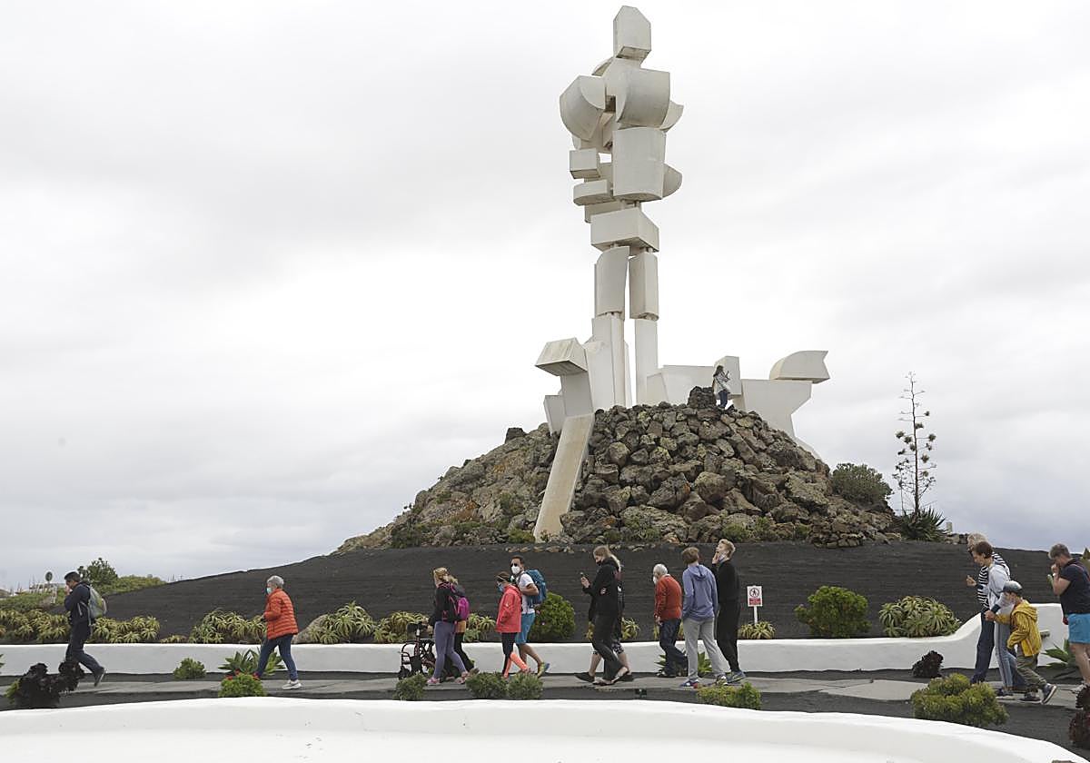 Visitantes junto a la escultura del Monumento al Campesino.