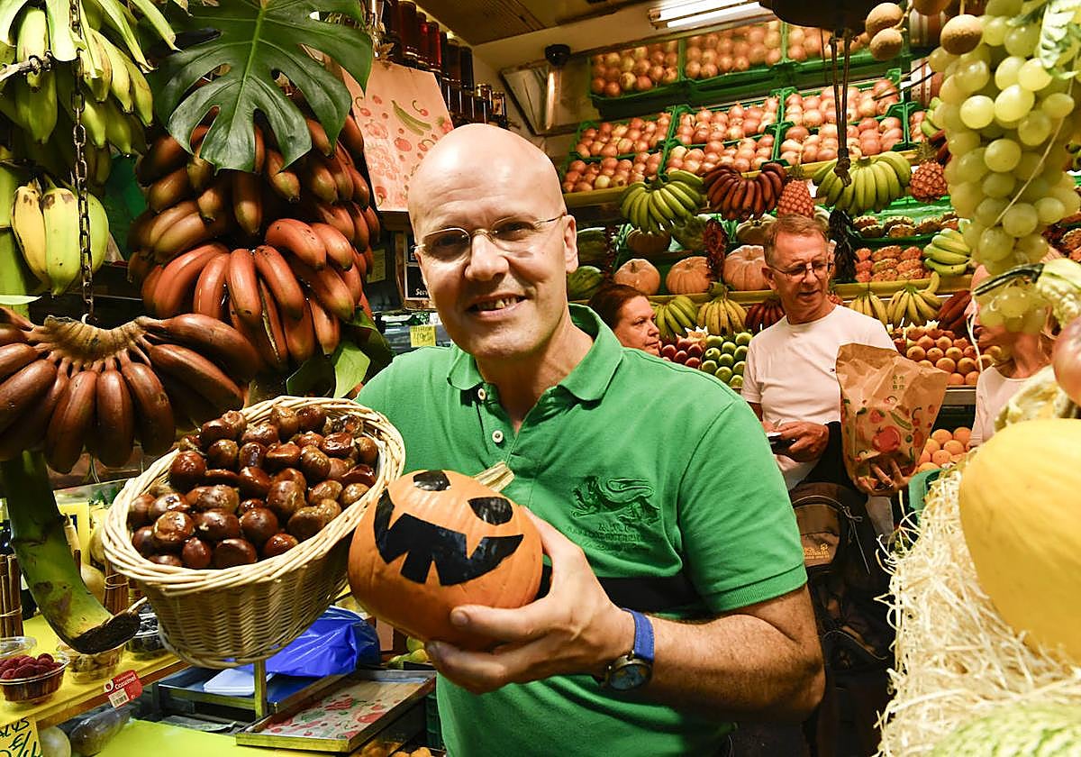 José muestra castañas y calabazas en su puesto del Mercado de Vegueta.