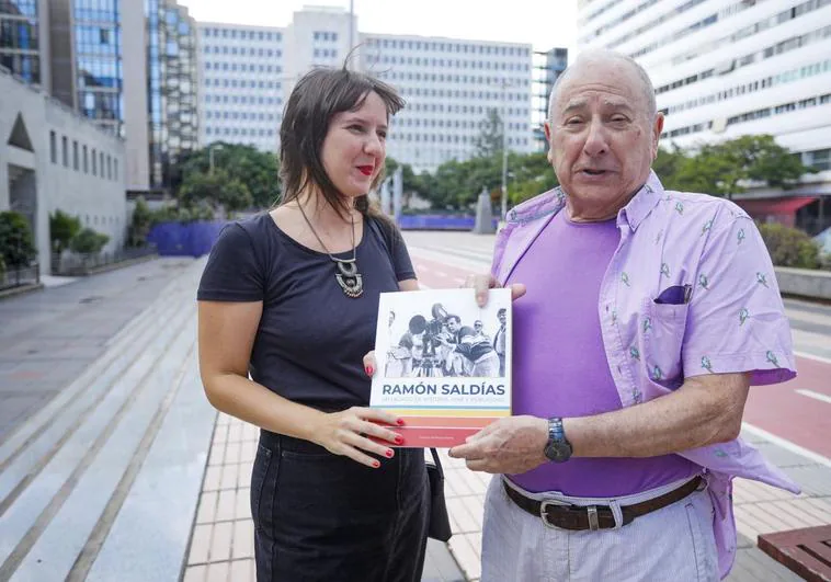 Onintze, autora del libro presentado en el CCA Gran Canaria Centro Cultura Audiovisual, con un ejemplar junto con su padre, Ramón Saldías.