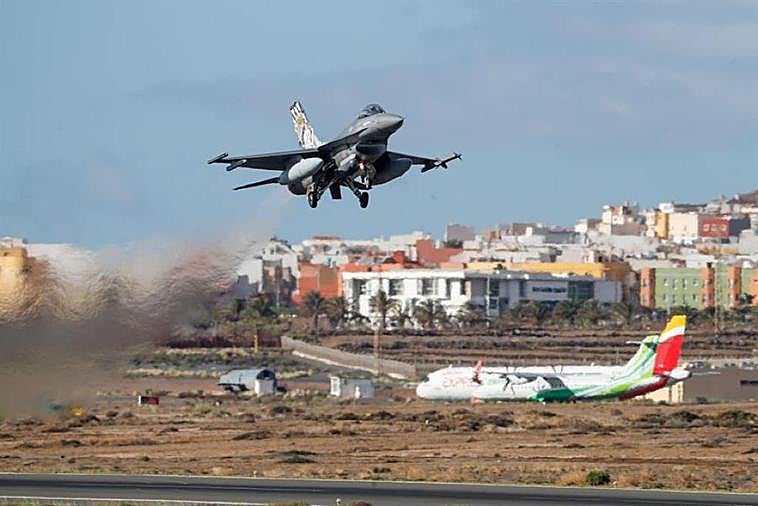 Cerca de un millar de militares llevan a cabo estas semanas el ejercicio de adiestramiento y evaluación Ocean Sky 2023 en Canarias.