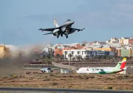 Cerca de un millar de militares llevan a cabo estas semanas el ejercicio de adiestramiento y evaluación Ocean Sky 2023 en Canarias.