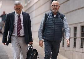 l exdiputado nacional del PSOE Juan Bernardo Fuentes (d) junto a su abogado Raúl Miranda, en una imagen de archivo.
