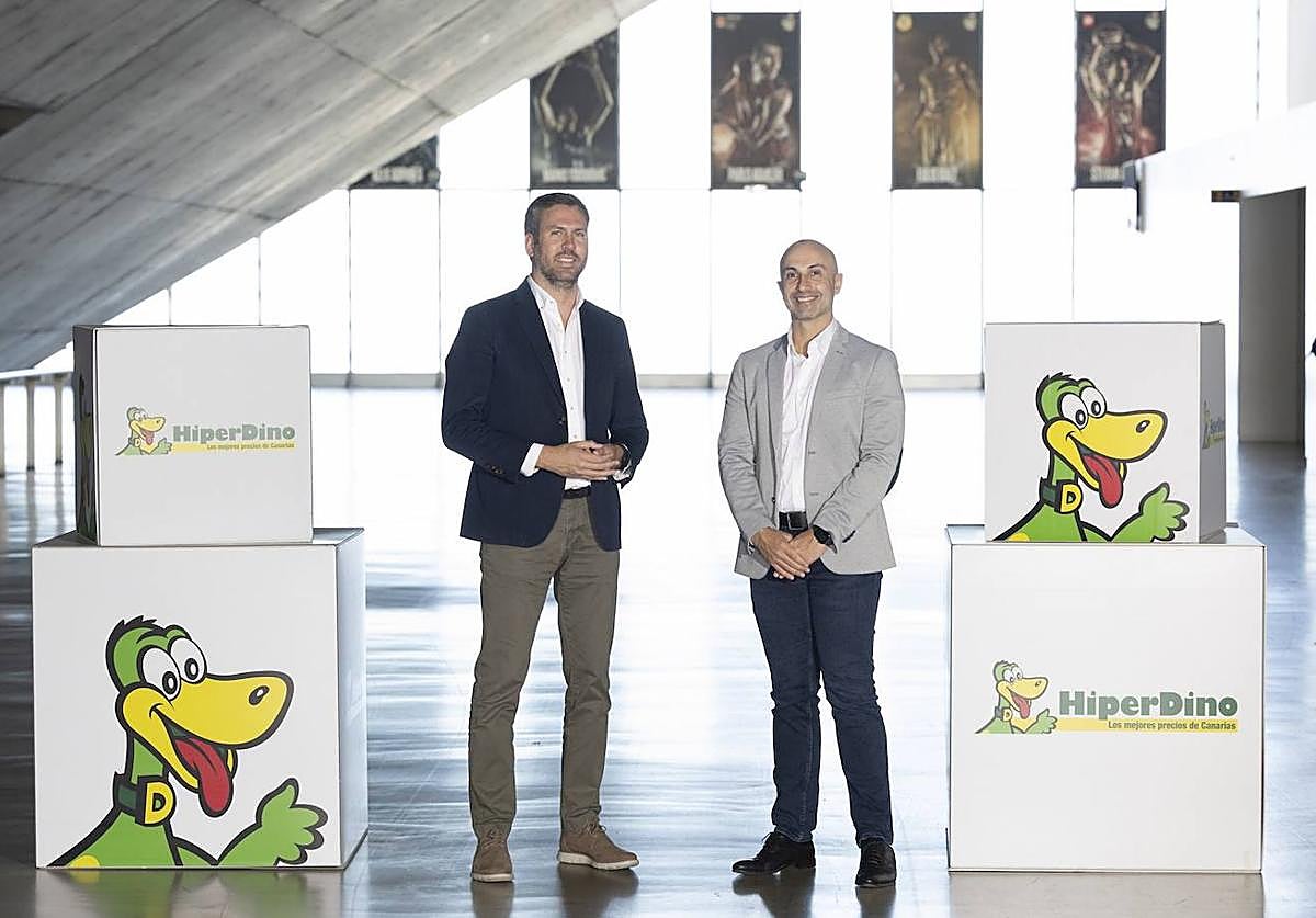 Paris García, director de Marketing y Comercial del C.B. Gran Canaria, y Carlos García, director de Marketing y Comunicación de HiperDino.