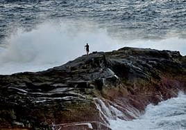 Las olas ya chocan con fuerza en la costa de Gran Canaria.