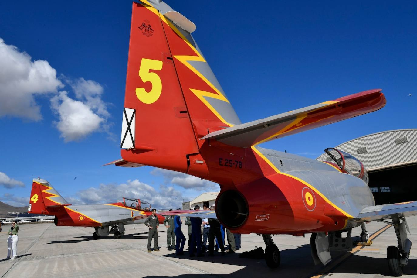 La Patrulla Águila aterriza en la Base Aérea de Gando