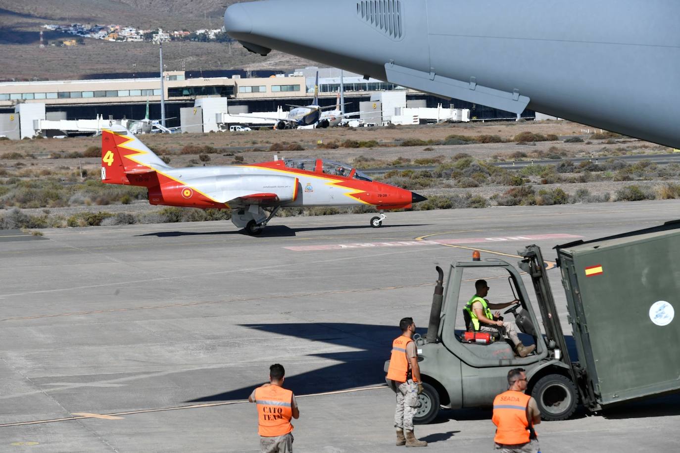 La Patrulla Águila aterriza en la Base Aérea de Gando