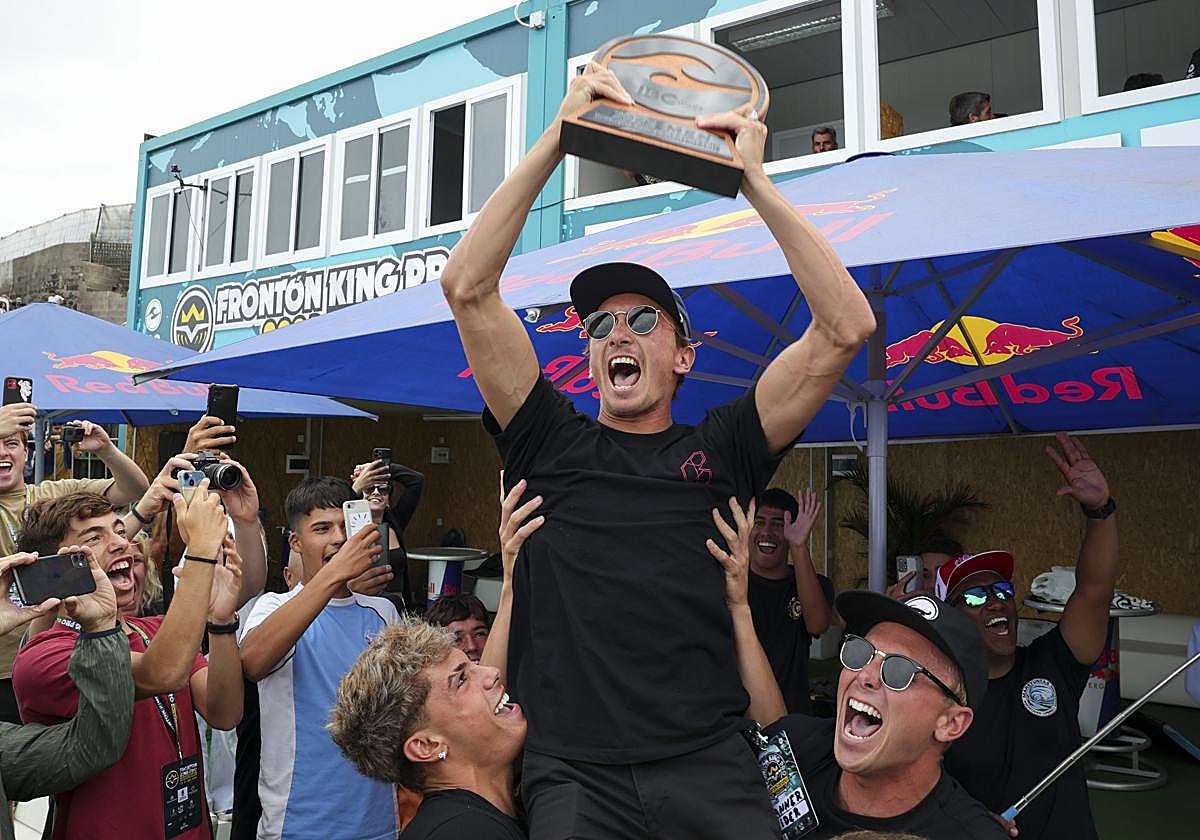 El hawaiano Tanner McDaniel (centro), alzándose con el cetro mundial en Gran Canaria tras la celebración del Frontón King.