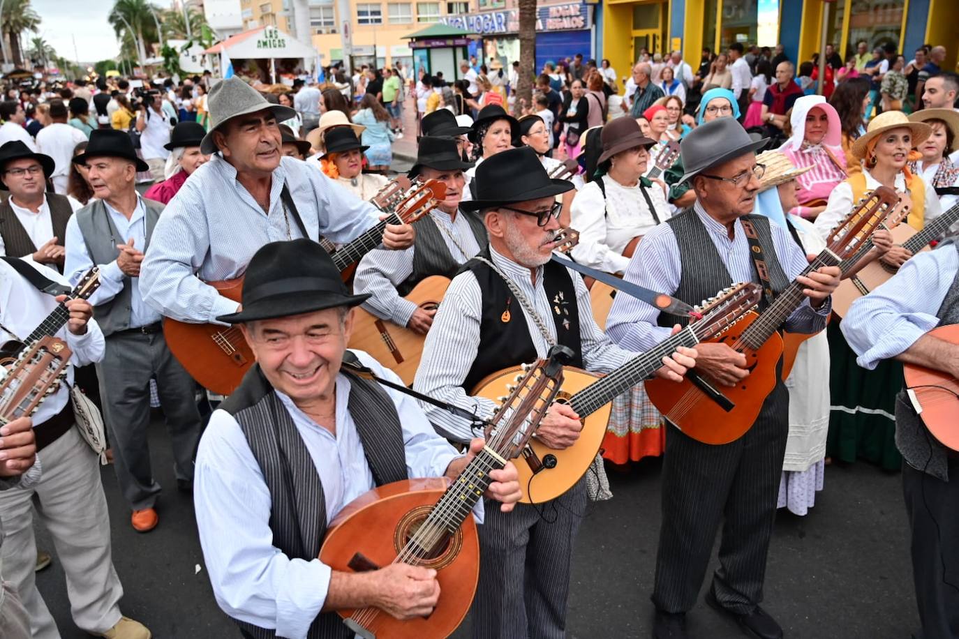 Miles de personas llenan las calles de Vecindario en la romería de San Rafael