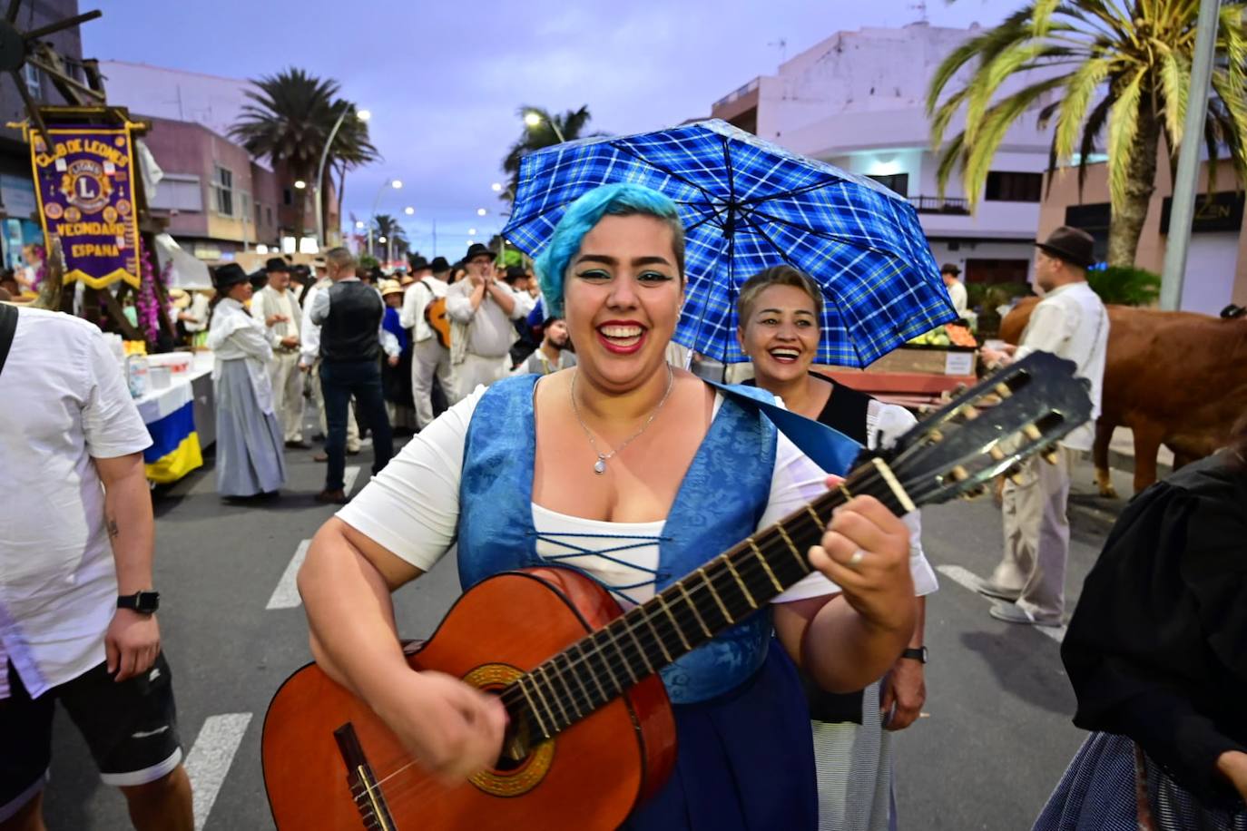 Miles de personas llenan las calles de Vecindario en la romería de San Rafael