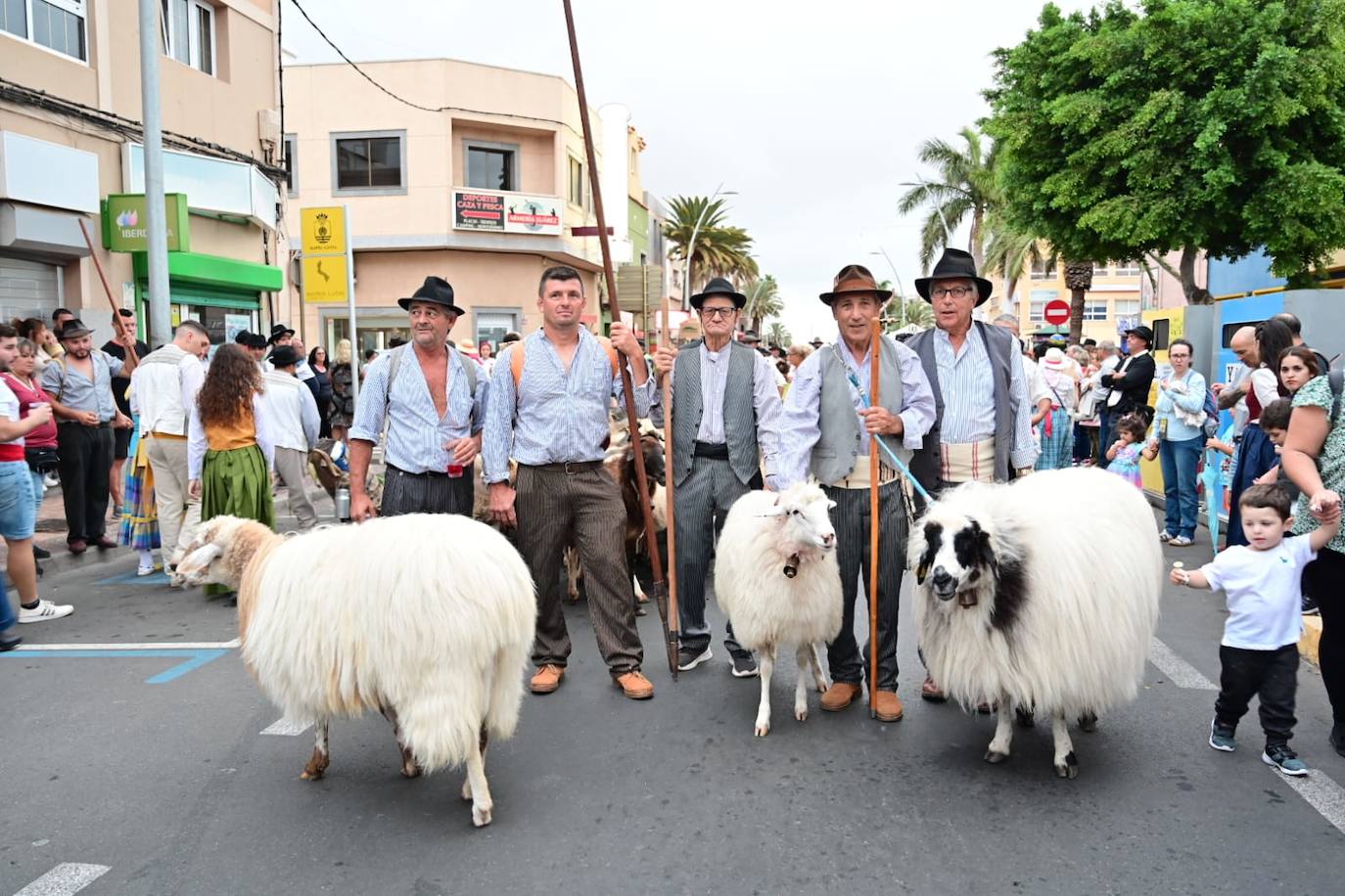 Miles de personas llenan las calles de Vecindario en la romería de San Rafael