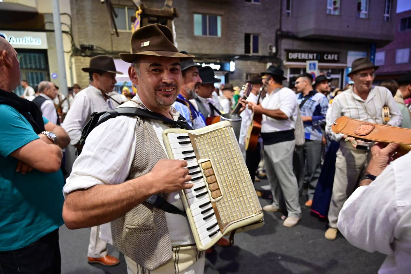Miles de personas llenan las calles de Vecindario en la romería de San Rafael