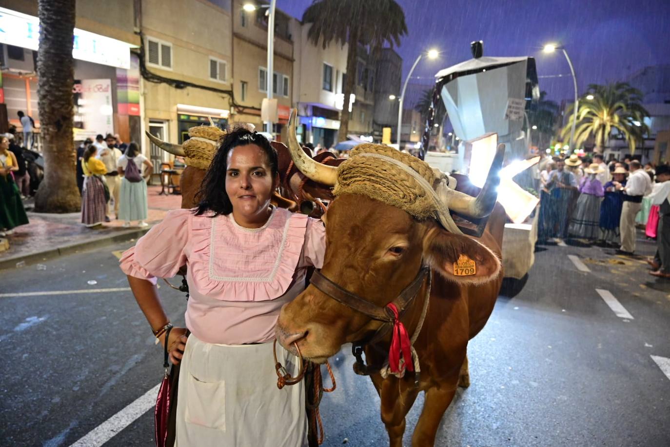 Miles de personas llenan las calles de Vecindario en la romería de San Rafael