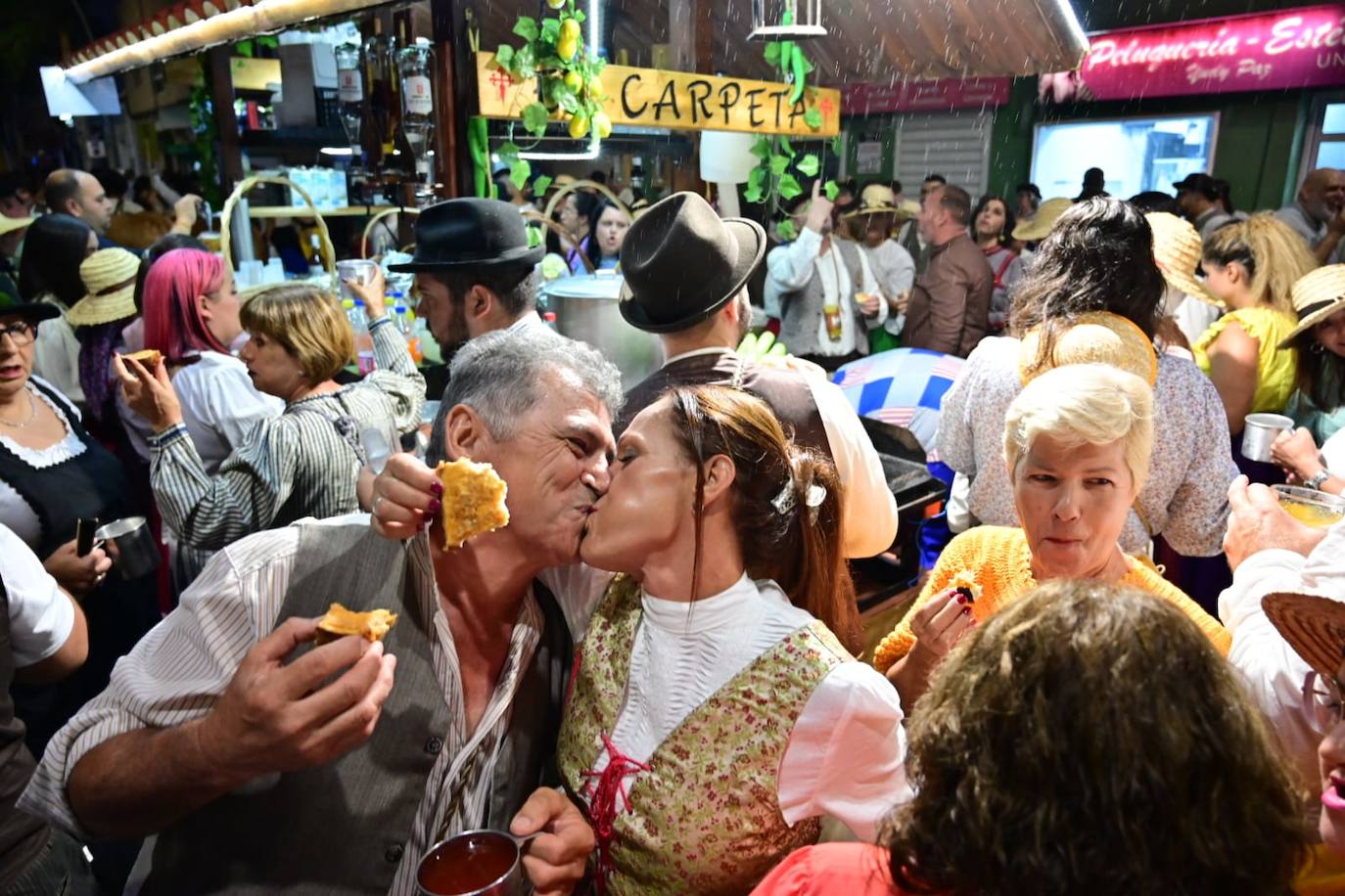 Miles de personas llenan las calles de Vecindario en la romería de San Rafael