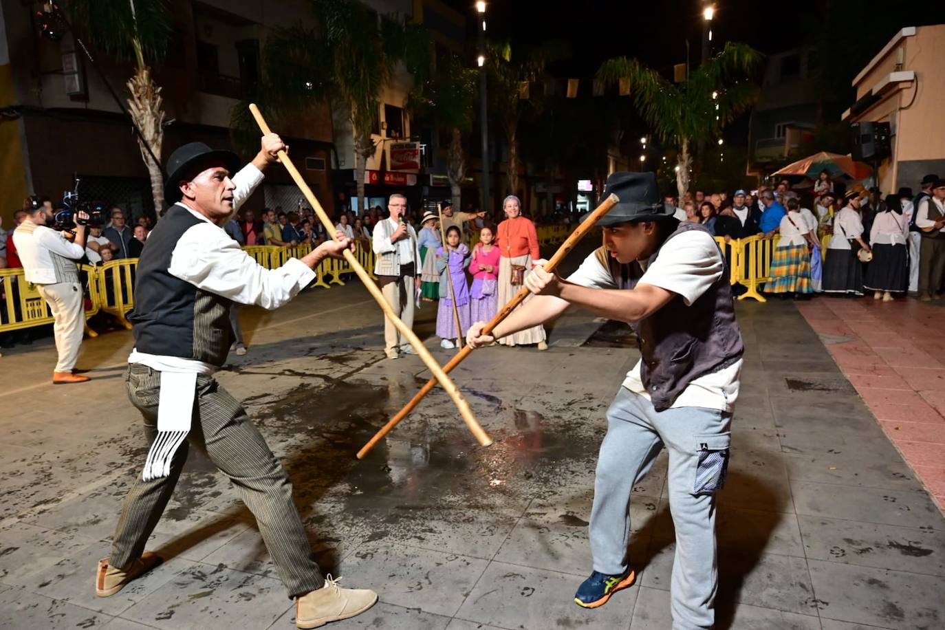 Miles de personas llenan las calles de Vecindario en la romería de San Rafael