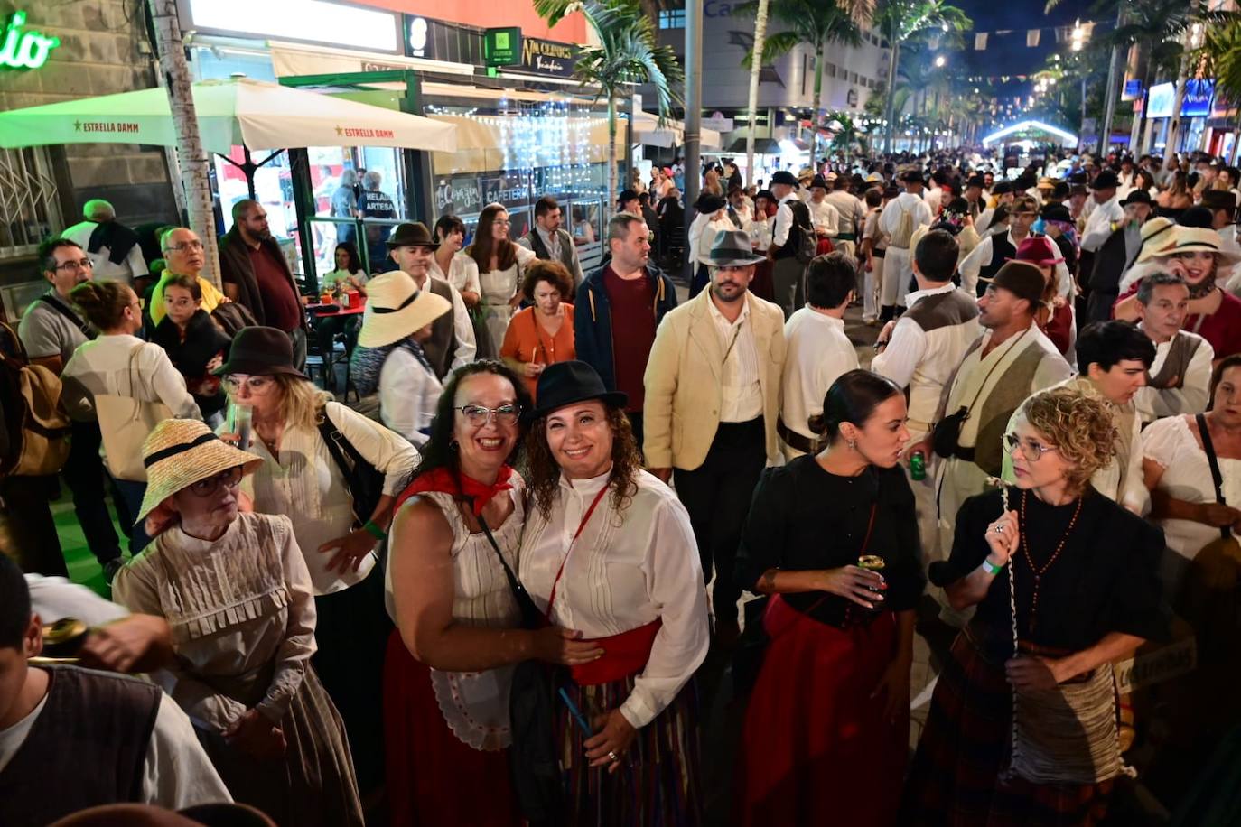 Miles de personas llenan las calles de Vecindario en la romería de San Rafael