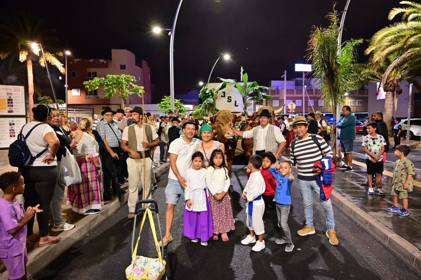 Miles de personas llenan las calles de Vecindario en la romería de San Rafael