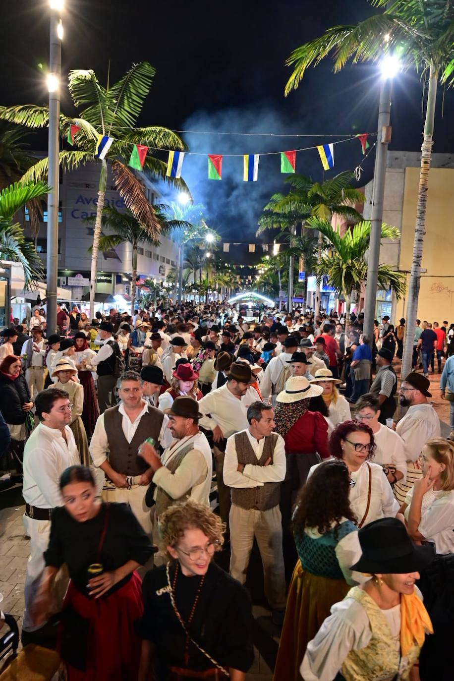 Miles de personas llenan las calles de Vecindario en la romería de San Rafael