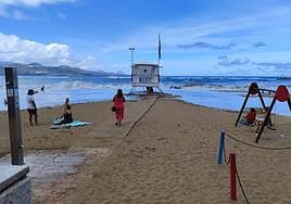 El mar invadió el arenal de Las Canteras.