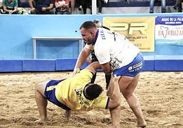 Rafa Santiago, el mejor de la luchada, tumba a Efraín Guedes.