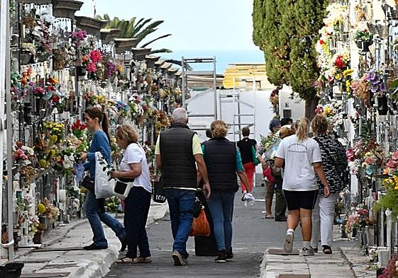 Multitud de flores engalanan el cementerio de San Lázaro para el día de Todos los Santos